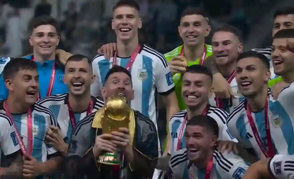 لحظه بالا بردن جام توسط لیونل مسی و بازیکنان تیم ملی آرژانتین