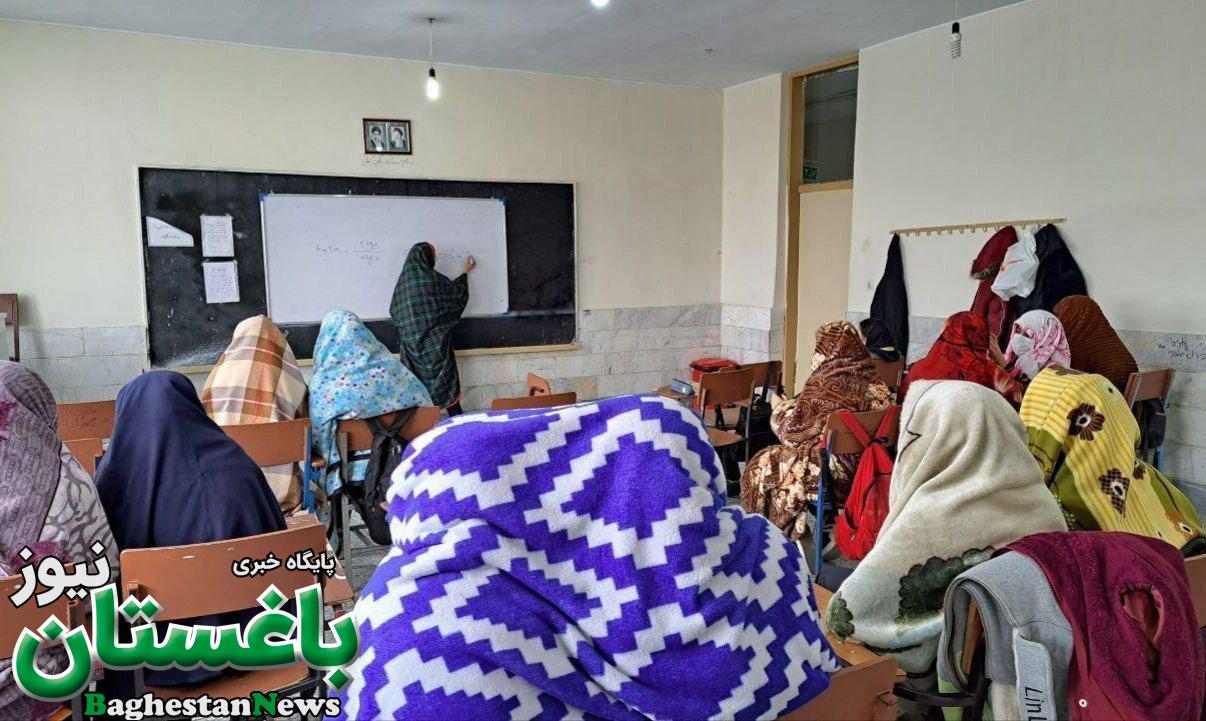 حضور دانش آموزان اراکی در کلاس درس با پتو