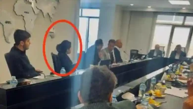 عکس حضور یک خانم بدون حجاب در جلسه اتاق بازرگانی