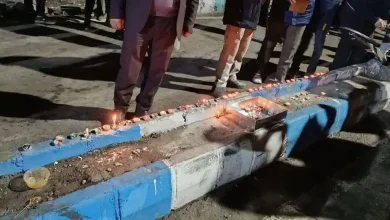 فیلم شمع روشن کردن مردم در محل حادثه تروریستی کرمان