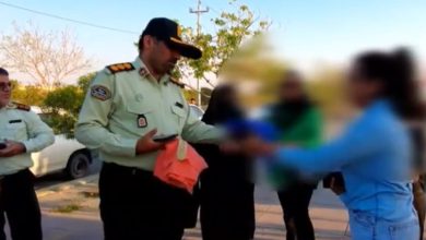 اهدای روسری های زیبا به دختران بی حجاب توسط پلیس