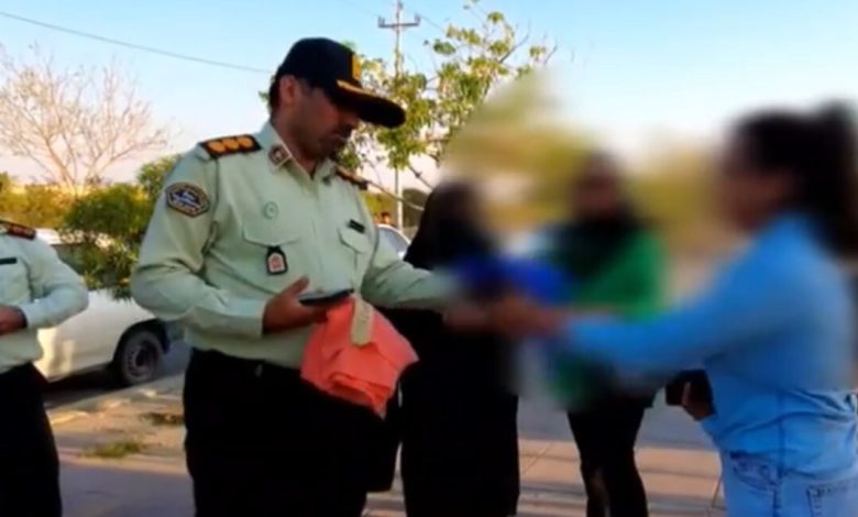 اهدای روسری های زیبا به دختران بی حجاب توسط پلیس