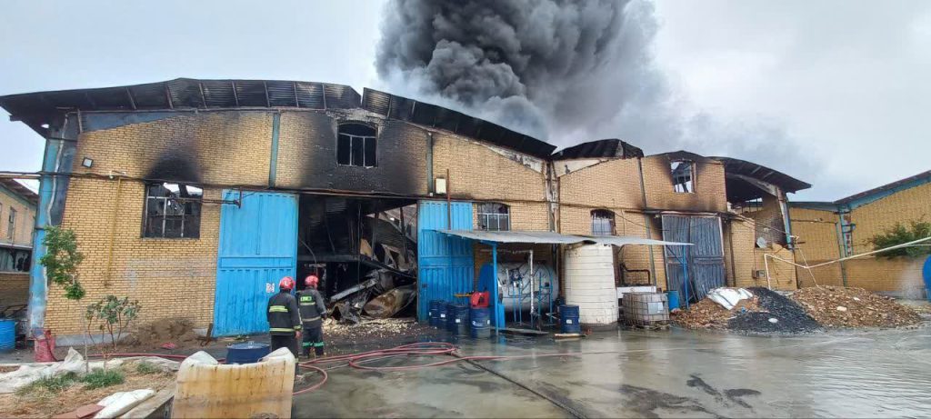 آتش‌سوزی یک واحد تولیدی شهرک صنعتی شکوهیه قم اطفا شد