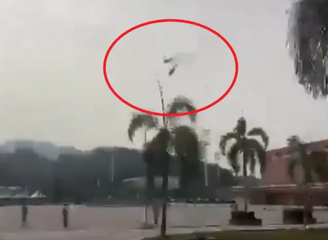 فیلم برخورد دو هلی کوپتر نظامی در مالزی
