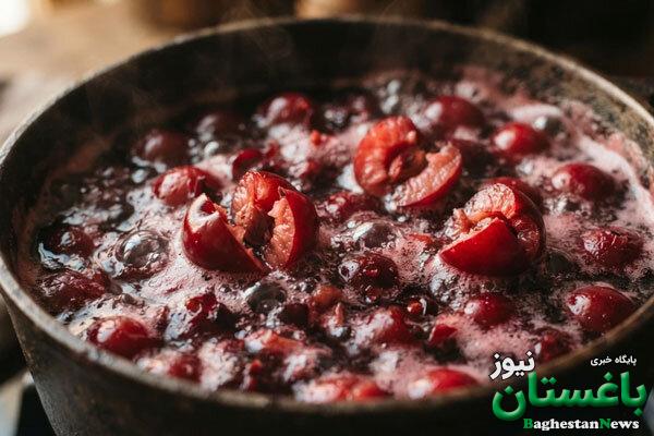 طرز تهیه شربت آلبالو با هسته تصویری | چرا رنگ شربت آلبالو تیره شده؟ + راه جلوگیری از شکرک زدن