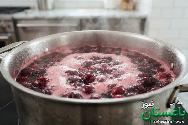طرز تهیه شربت آلبالو با هسته تصویری | چرا رنگ شربت آلبالو تیره شده؟ + راه جلوگیری از شکرک زدن