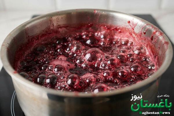 طرز تهیه شربت آلبالو با هسته تصویری | چرا رنگ شربت آلبالو تیره شده؟ + راه جلوگیری از شکرک زدن